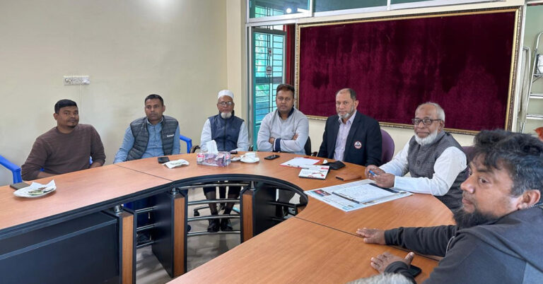 মৌলভীবাজার চেম্বার অব কমার্স অ্যান্ড ইন্ডাস্ট্রির হল রুমে ইটভাটা মালিকদের সাথে মতবিনিময় করছেন চেম্বার নেতৃবৃন্দ