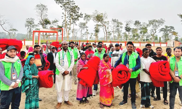 শ্রীমঙ্গলের বর্মাছড়া চা বাগানে দরিদ্র চা শ্রমিক পরিবারের মাঝে শীতবস্ত্র বিতরণ করছে শেখ বোরহান উদ্দিন (রহঃ) ইসলামী সোসাইটি