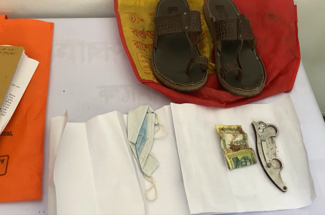 হত্যায় ব্যবহৃত ছুরি, মাস্ক, জুতা ও রক্তমাখা টাকা উদ্ধার করেছে পুলিশ